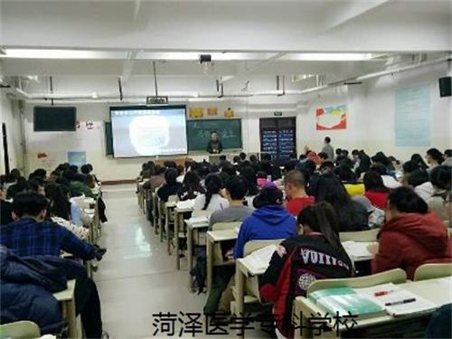 菏泽医专基础医学部2016级口腔1.2班举办“人总要有个爱豆”主题班会