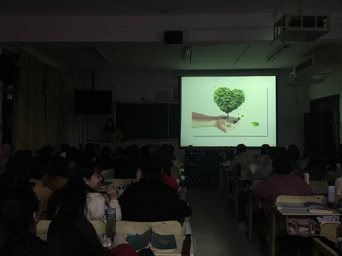 2018级口腔9.10班成功举办“植树节”主题班会