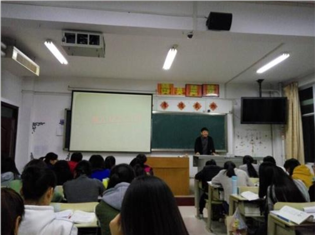 菏泽医专2015级口腔5.6班召开了“我为学校建院升本做什么”的主题班会