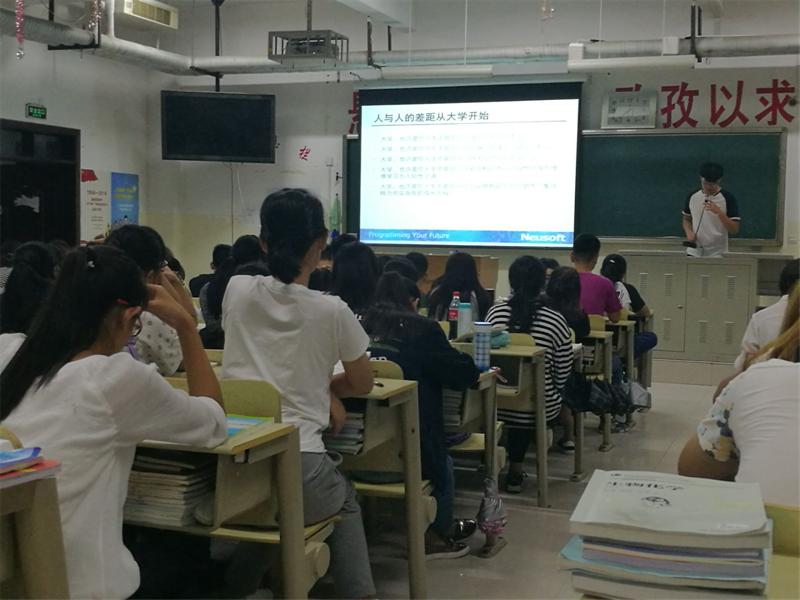 2016级口腔3.4班举行“如何度过大学生活”主题班会