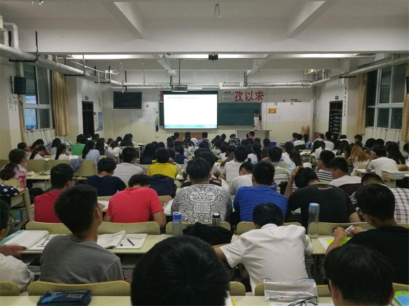 2016级口腔3.4班举行“如何度过大学生活”主题班会